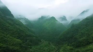 4K瓜溪山脉云雾流动山峦航拍延时摄影视频的预览图